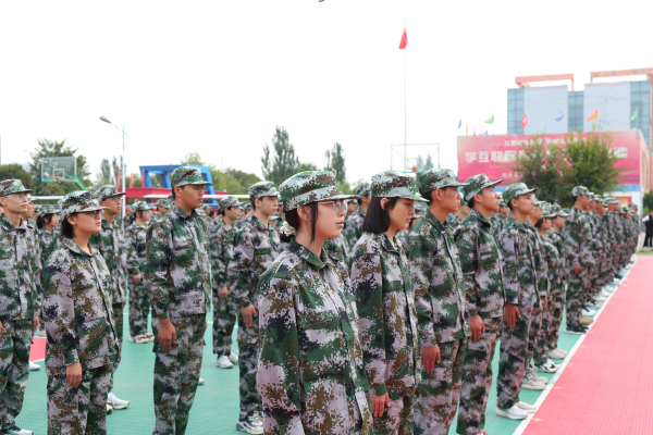 蘭州新華軍訓(xùn)開營儀式—磨練意志 用汗水向青春致敬