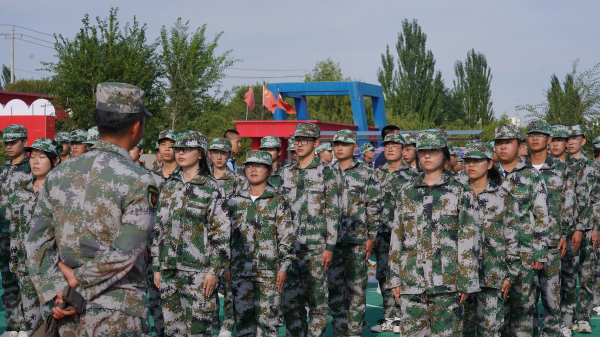 蘭州新華軍訓(xùn)開營儀式—磨練意志 用汗水向青春致敬