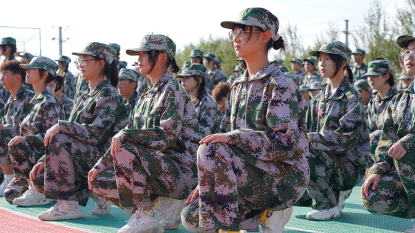 蘭州新華軍訓(xùn)開營儀式—磨練意志 用汗水向青春致敬